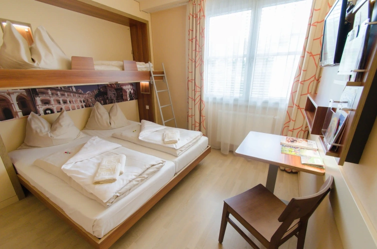 Standard Triple room
