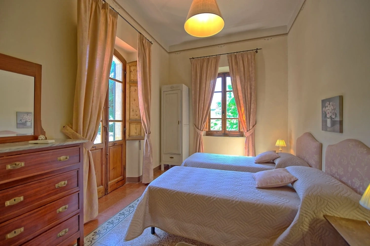 5 Bedrooms Villa