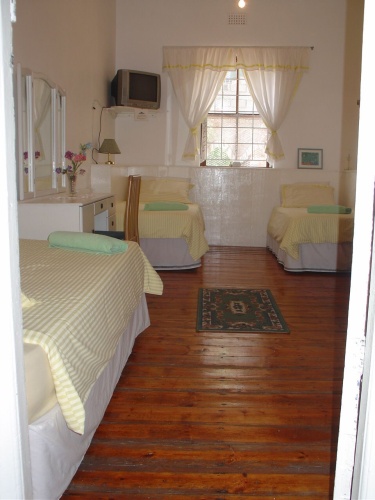 Standard Triple room