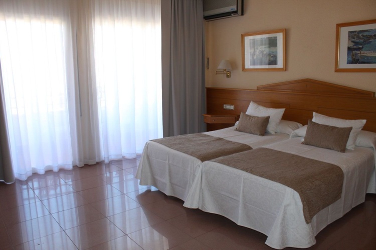 Standard Triple room