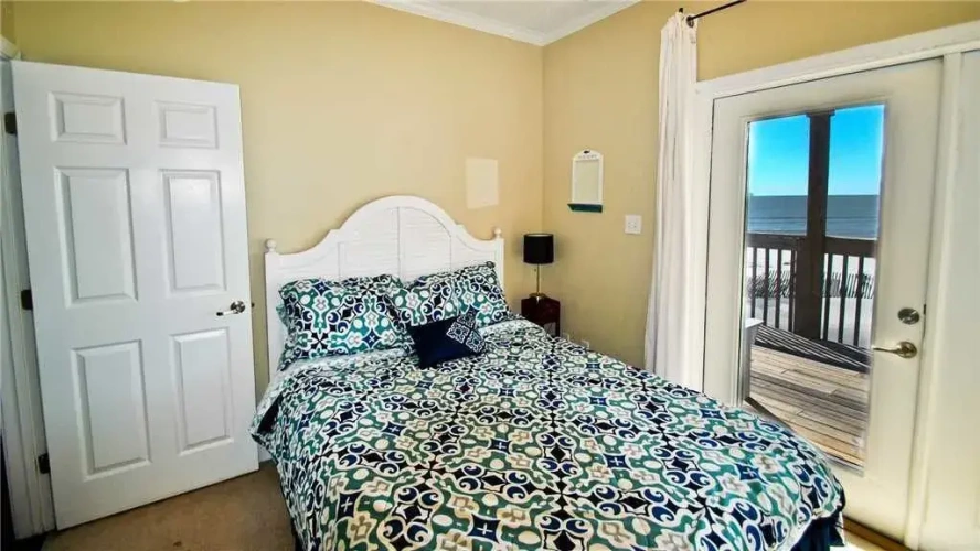 4 Bedrooms Cottage with balcony and beachfront