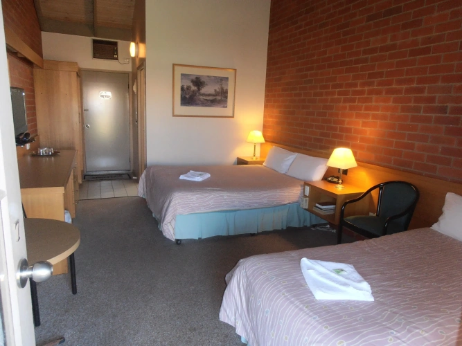 Standard Triple room
