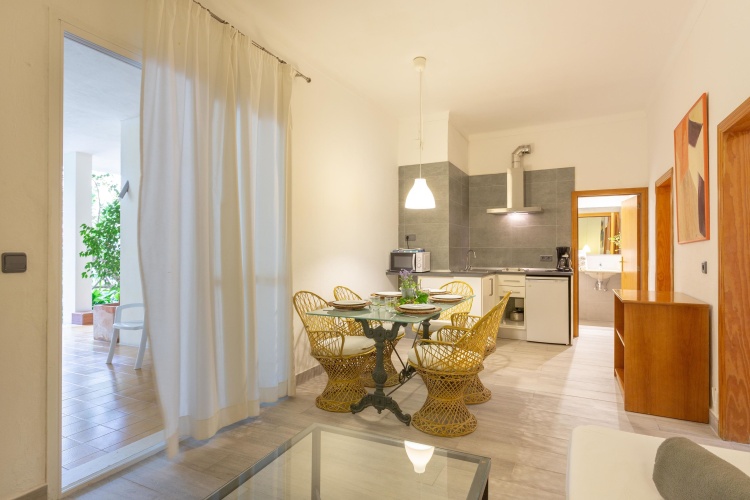 2 Bedrooms Classic Quadruple Basement Apartment with garden view