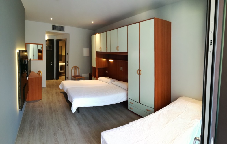 Economy Twin room with balcony and with mountain view