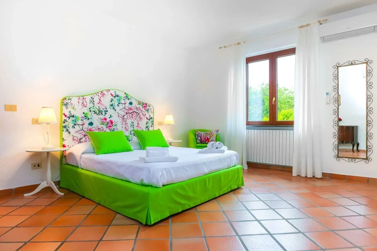 5 Bedrooms Villa
