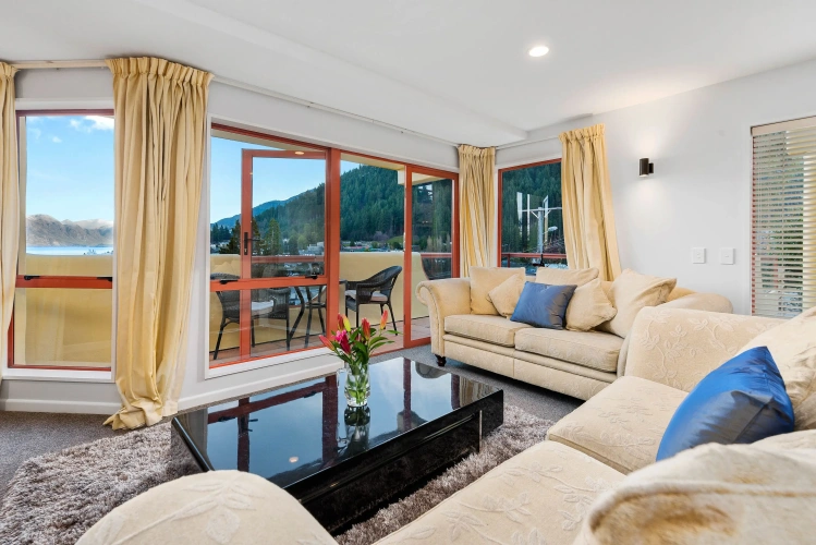 3 Bedrooms Comfort room with city view