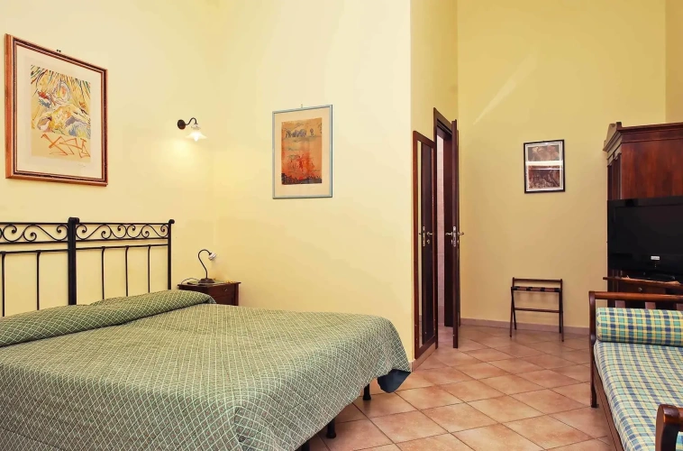 Standard Triple room