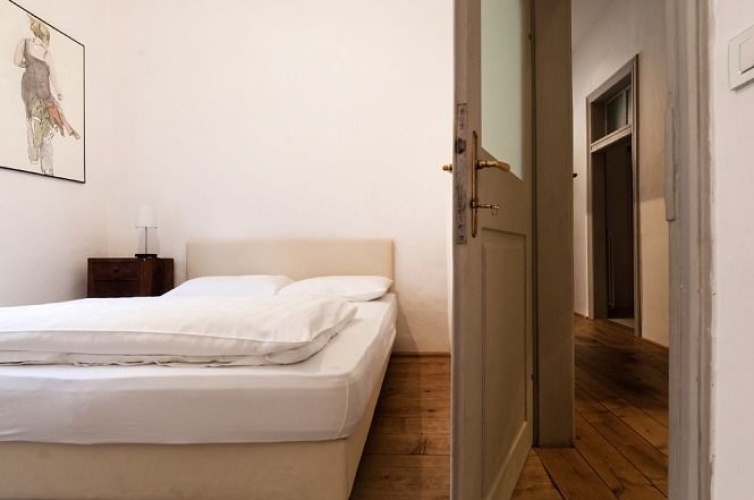 5 Bedrooms Apartment