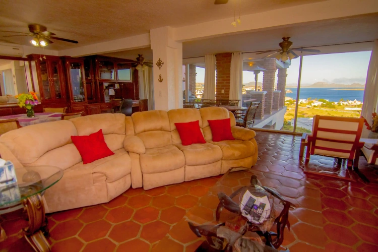 3 Bedrooms Apartment