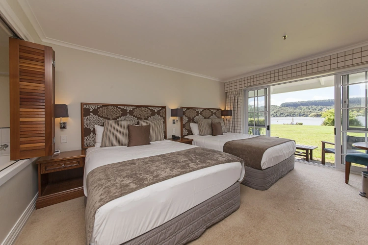 Standard Twin room with lake view