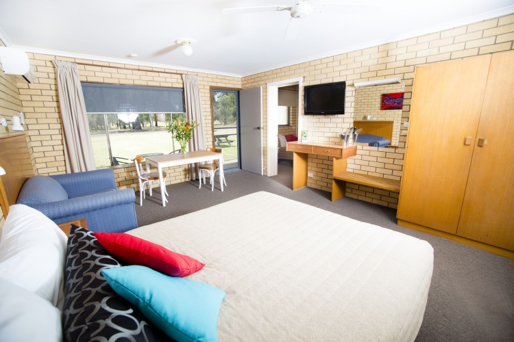2 Bedrooms Quintuple Family Suite with golf view