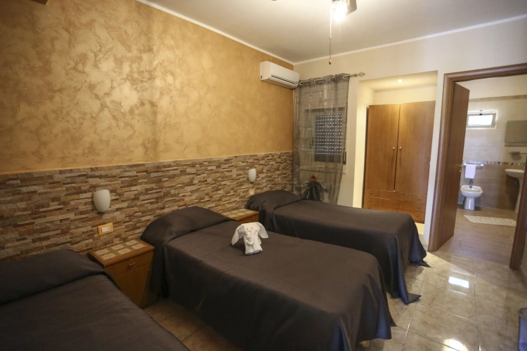 Standard Triple room