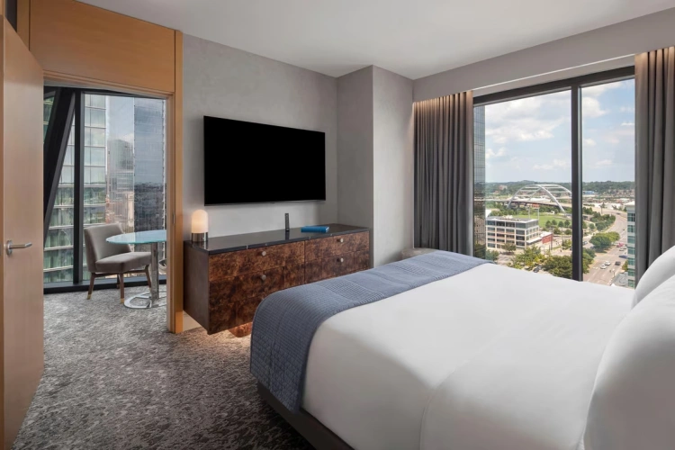 Corner Suite with city view