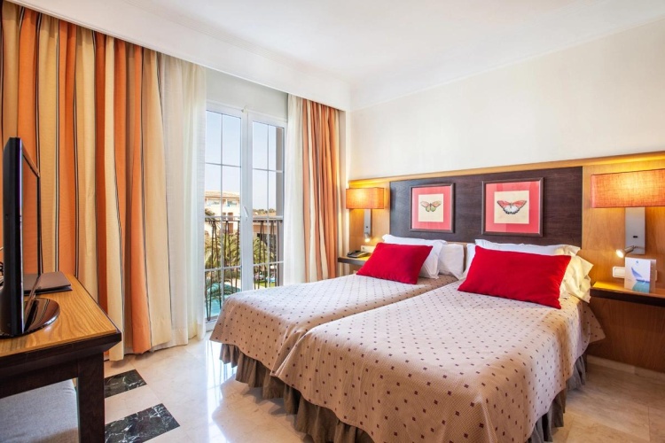 Twin Suite with pool view