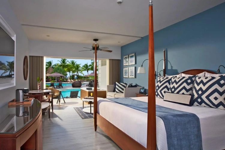 Master Preferred Club Swim Out Double Suite oceanfront