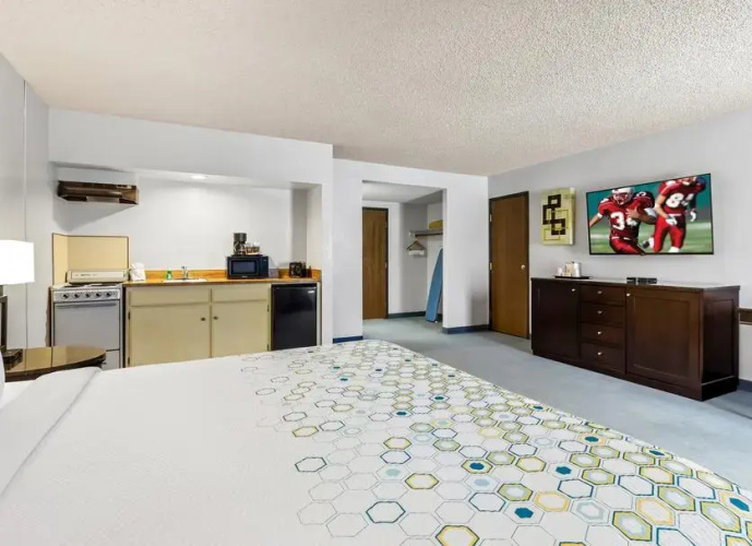 HomeTowne Studios by Red Roof Ridgecrest
