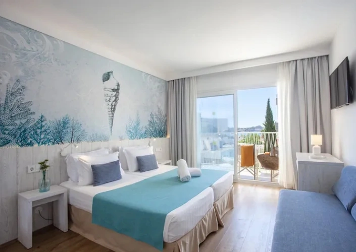 Superior Twin room with pool view