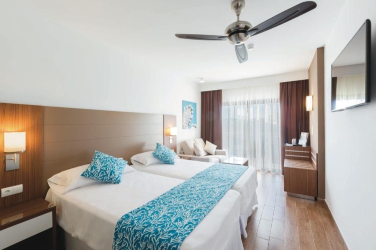 Standard Twin room with balcony