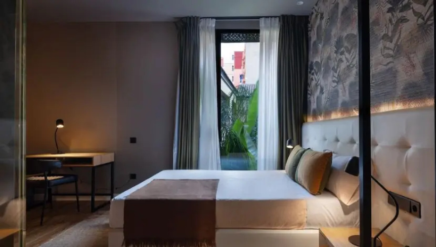 Deluxe with hydro-massage bath Double Suite