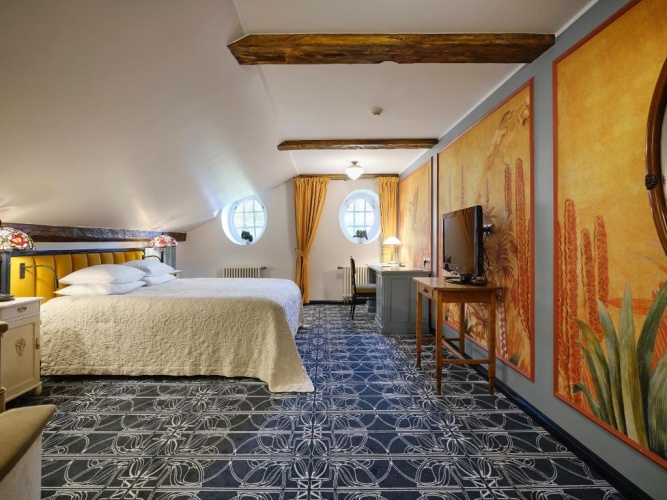 Spacious and Bright Double Sky Parlor Floor