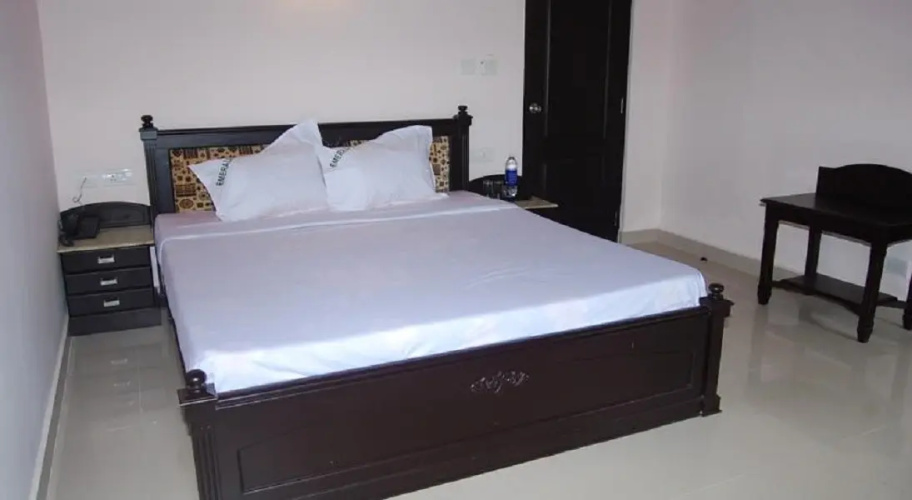 OYO 2817 Hotel Emerald Inn