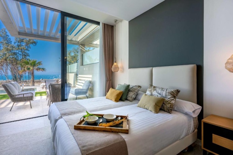 3 Bedrooms Ocean Front room