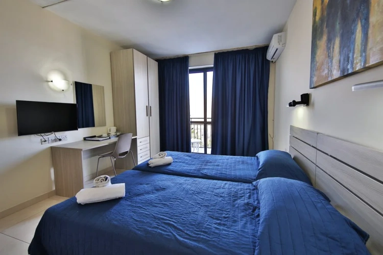 Basic Triple room with city view