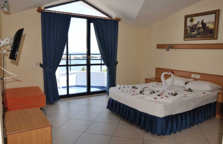 Standard Double room with partial sea view