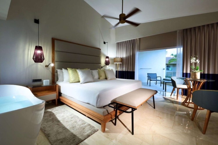Premium Double Junior Suite Poolside