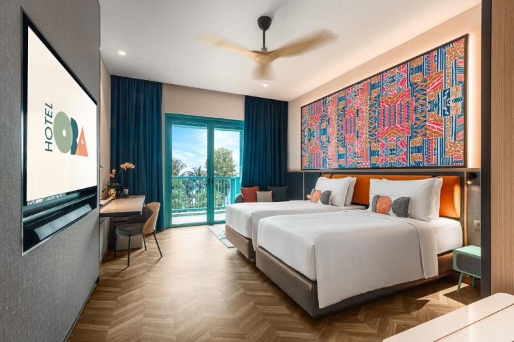 Deluxe Twin room with pool view