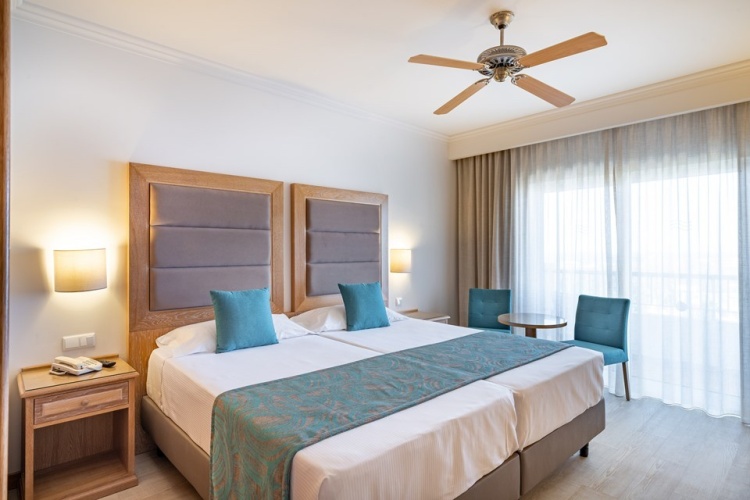 Standard Twin room with balcony