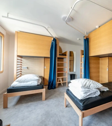 Sextuple room