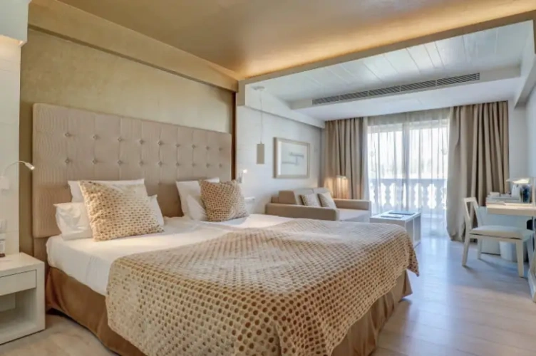 Double room with balcony and with partial sea view