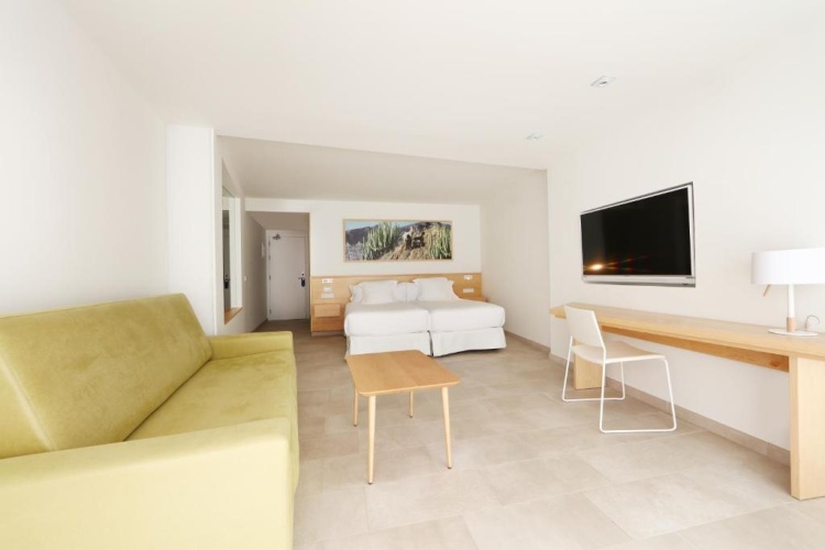 Prestige Twin Junior Suite with side sea view
