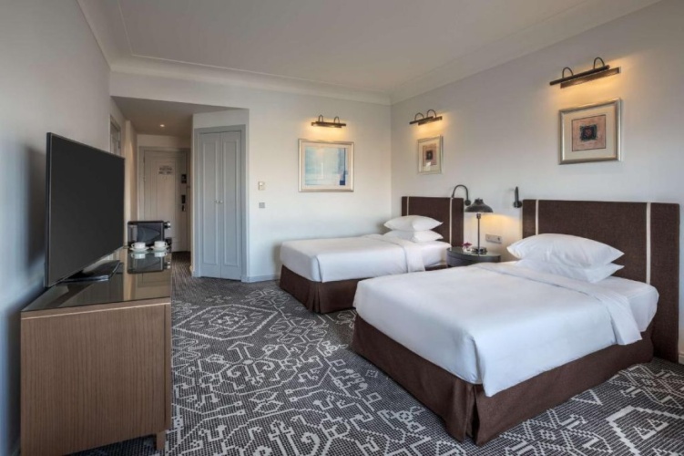 Twin Club room with balcony and with city view