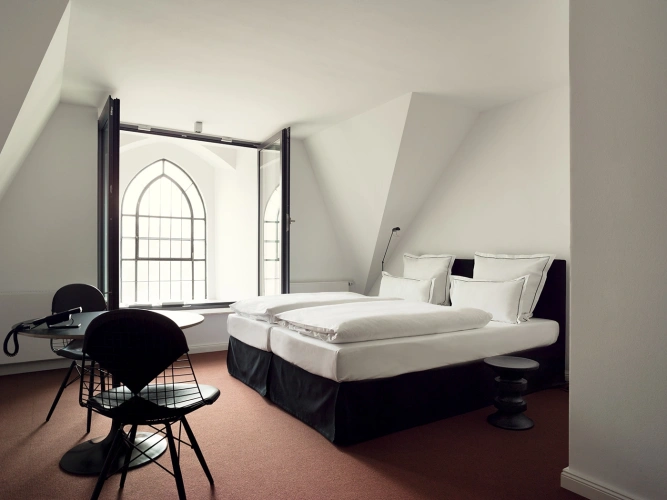 L Double room