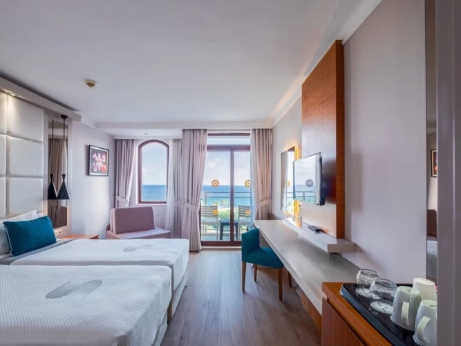 Standard Twin room with balcony and with partial sea view