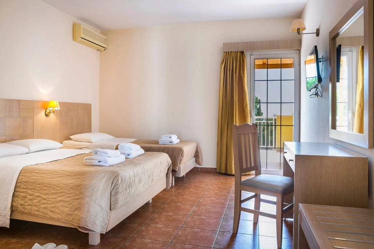 Triple room with pool view