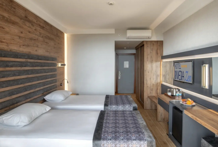 Twin room with side sea view