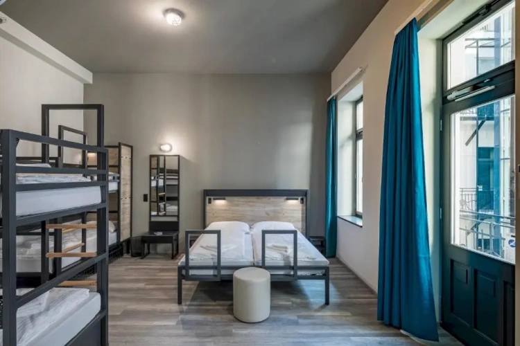 Sextuple room