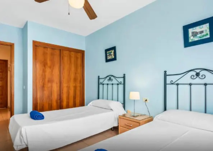 1 Bedroom Sunny Apartment with pool view