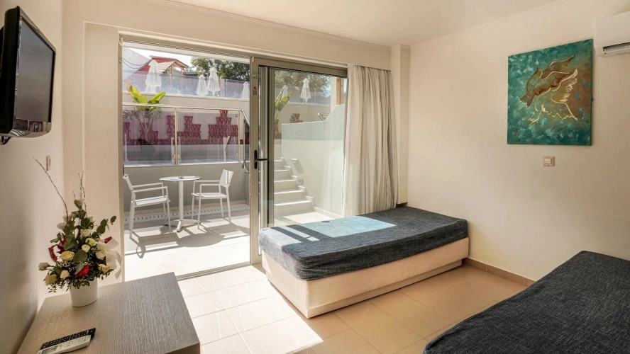 Deluxe Swim-Up Double Suite
