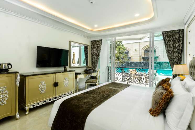 Deluxe Pool Access room