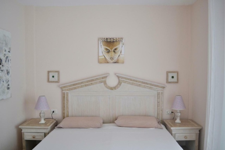 2 Bedrooms TOWNHOUSE