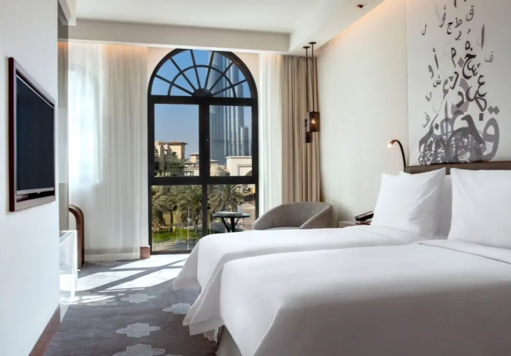 Deluxe Twin room with Dubai Iconic view