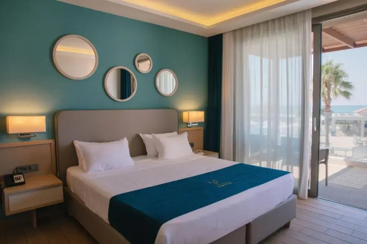 Almуros Beach Resort and Spa
