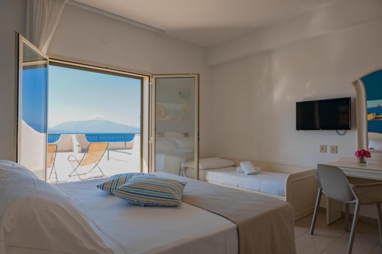 Quadruple room with sea view