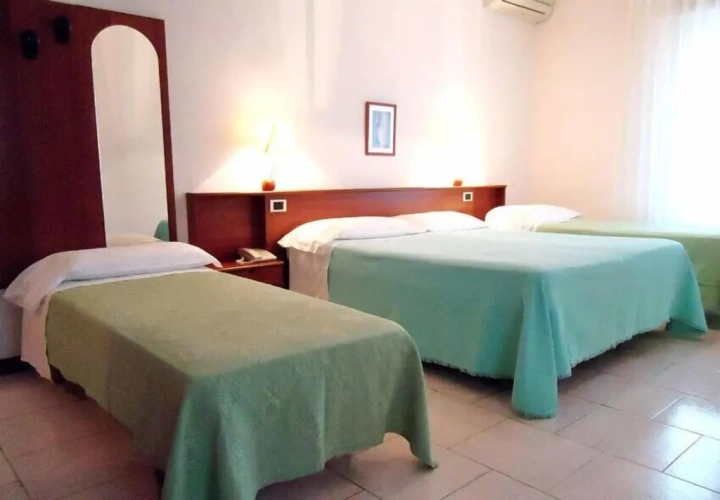Standard Triple room