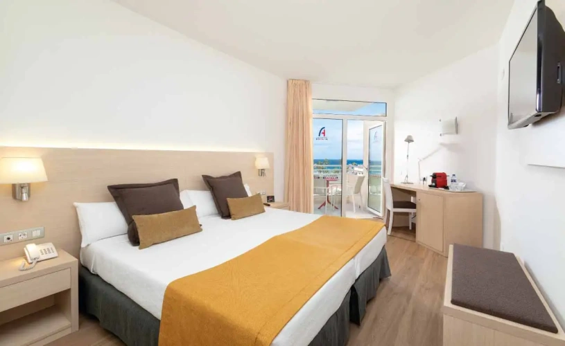 Alexandre Double Club room