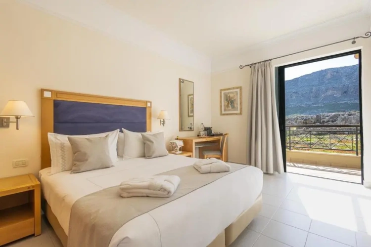 Double room with partial sea view